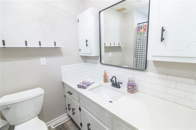 2003 E Alfresco Street, Clinton, MO 64735