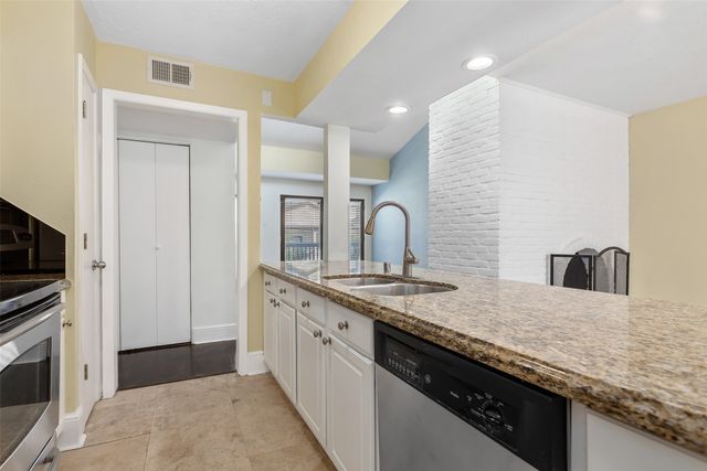 5904 Sandhurst Lane 246, Dallas, TX 75206