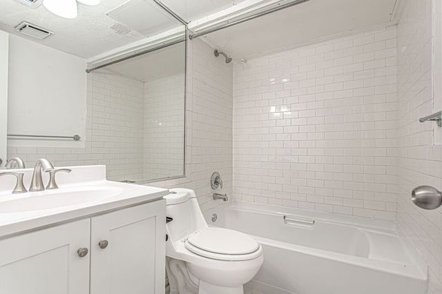 5904 Sandhurst Lane 246, Dallas, TX 75206