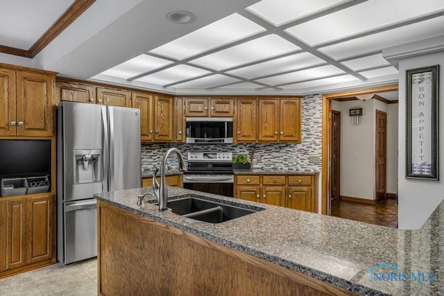 26835 Mohawk Drive, Perrysburg, OH 43551