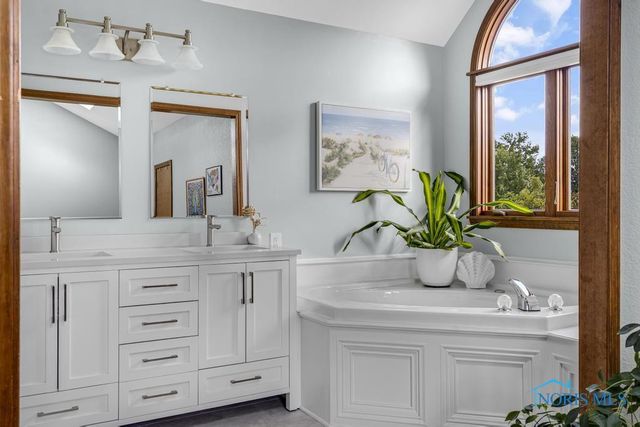 26835 Mohawk Drive, Perrysburg, OH 43551