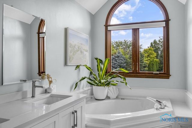 26835 Mohawk Drive, Perrysburg, OH 43551