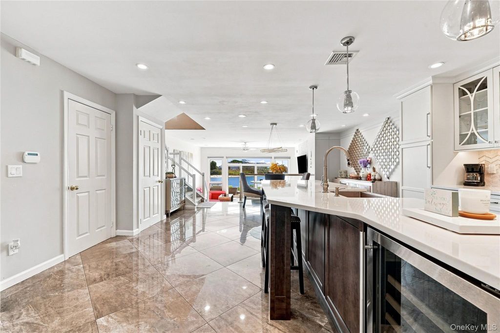 1 Victoria 1, Amityville, NY 11701 — photo 4