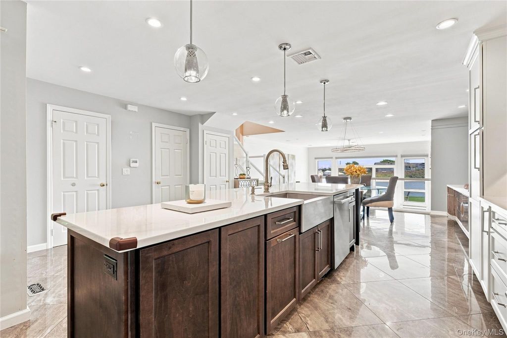 1 Victoria 1, Amityville, NY 11701 — photo 5