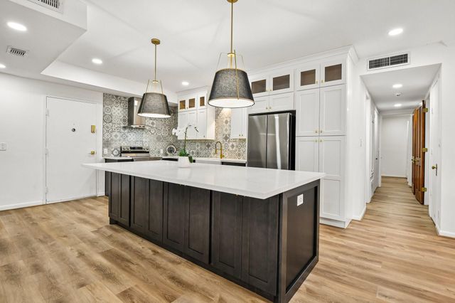 2829 Timmons Lane 211, Houston, TX 77027