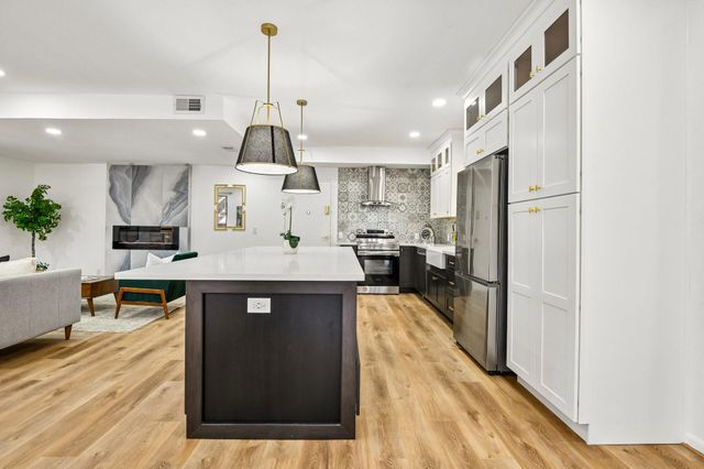 2829 Timmons Lane 211, Houston, TX 77027