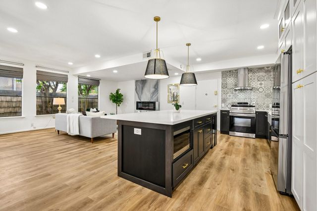 2829 Timmons Lane 211, Houston, TX 77027