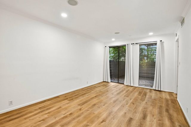 2829 Timmons Lane 211, Houston, TX 77027