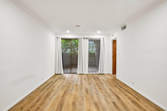 2829 Timmons Lane 211, Houston, TX 77027
