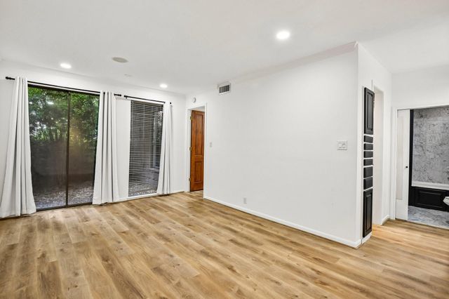 2829 Timmons Lane 211, Houston, TX 77027