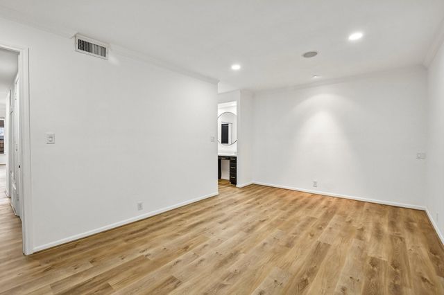 2829 Timmons Lane 211, Houston, TX 77027
