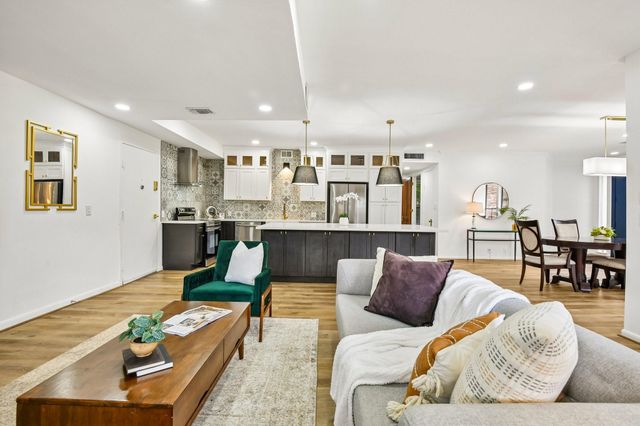 2829 Timmons Lane 211, Houston, TX 77027