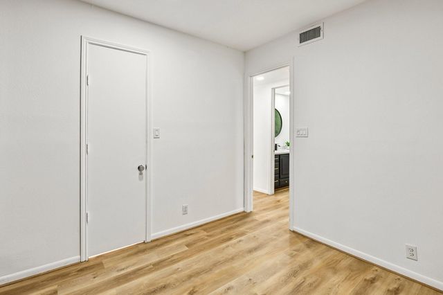 2829 Timmons Lane 211, Houston, TX 77027