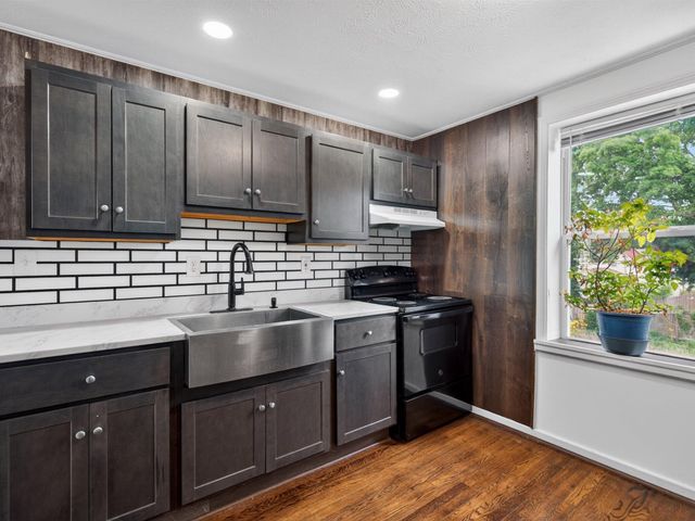 1406 Lincolnway, La Porte, IN 46350