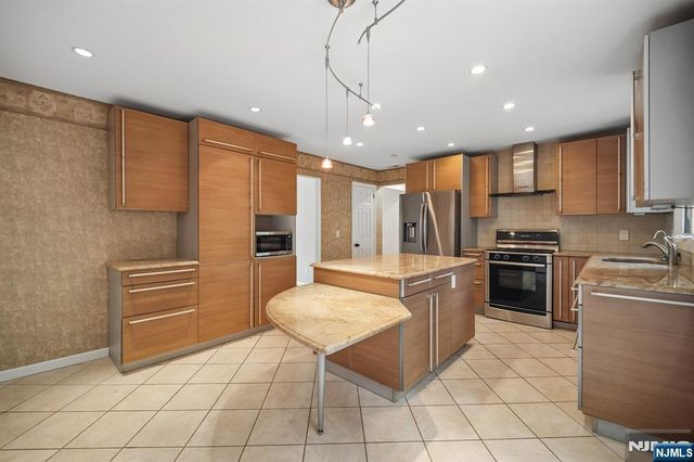 6 Aster Court, Paramus, NJ 07652