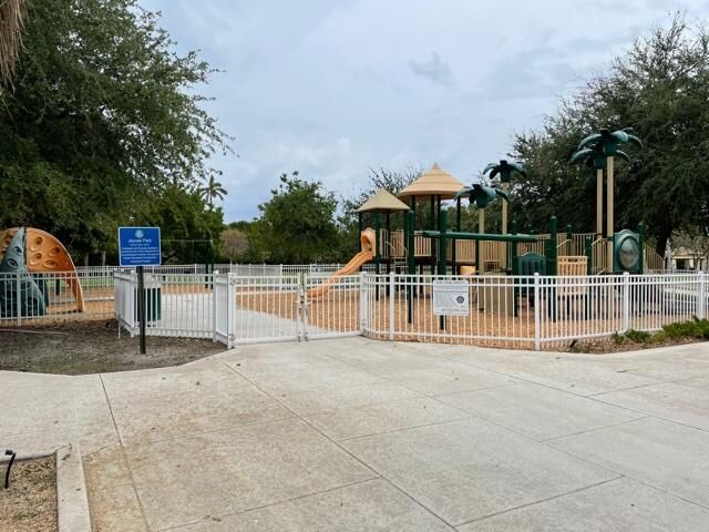 401 Villa Circle, Boynton Beach, FL 33435