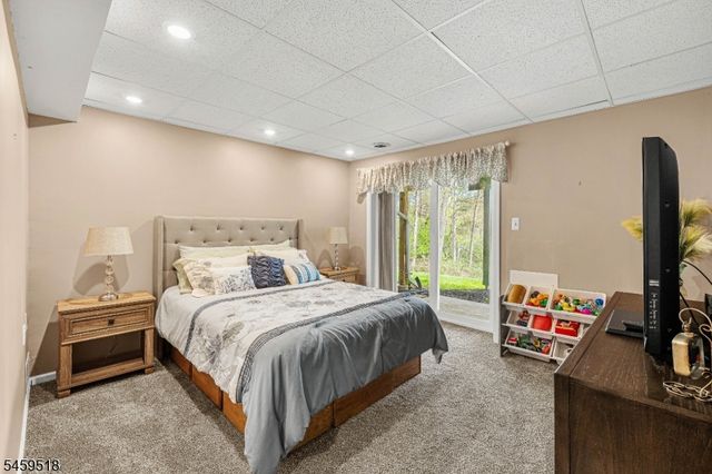 8 Delaware Ln, Branchburg Twp., NJ 08876