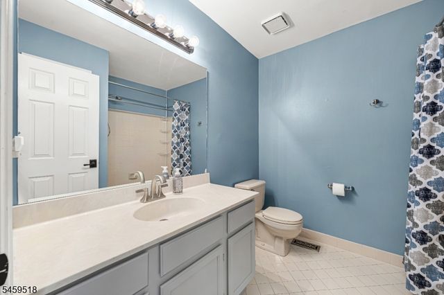 8 Delaware Ln, Branchburg Twp., NJ 08876