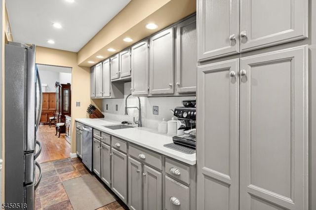 8 Delaware Ln, Branchburg Twp., NJ 08876