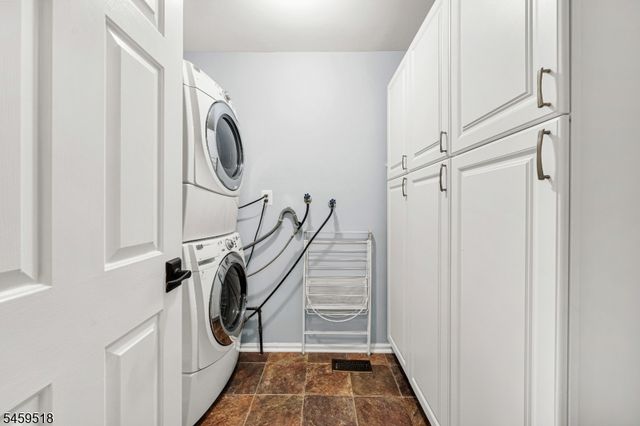 8 Delaware Ln, Branchburg Twp., NJ 08876