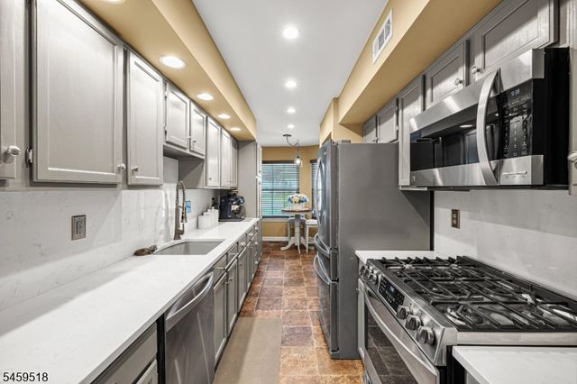 8 Delaware Ln, Branchburg Twp., NJ 08876