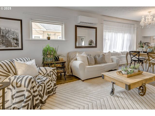 185 E LINCOLN St, Woodburn, OR 97071