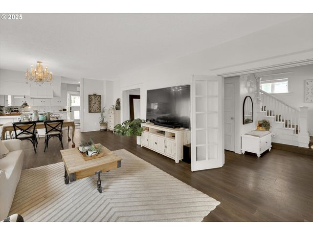 185 E LINCOLN St, Woodburn, OR 97071