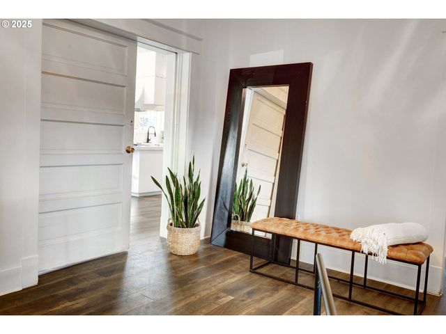 185 E LINCOLN St, Woodburn, OR 97071