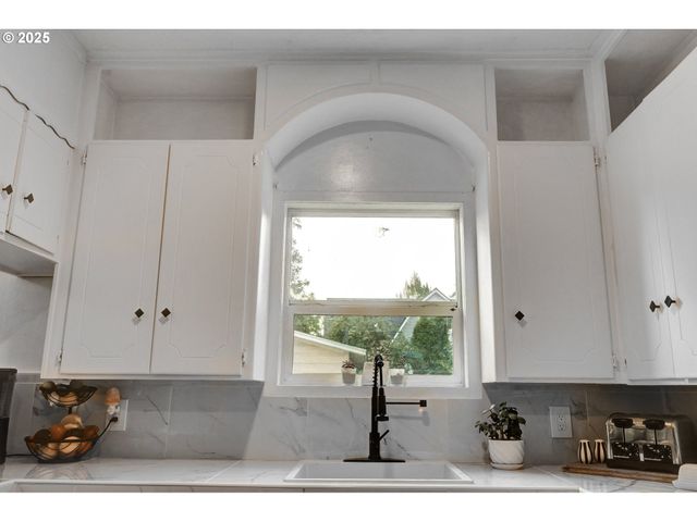 185 E LINCOLN St, Woodburn, OR 97071