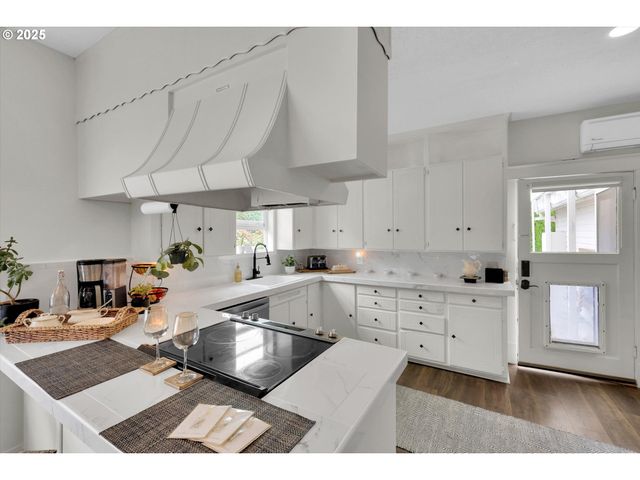 185 E LINCOLN St, Woodburn, OR 97071