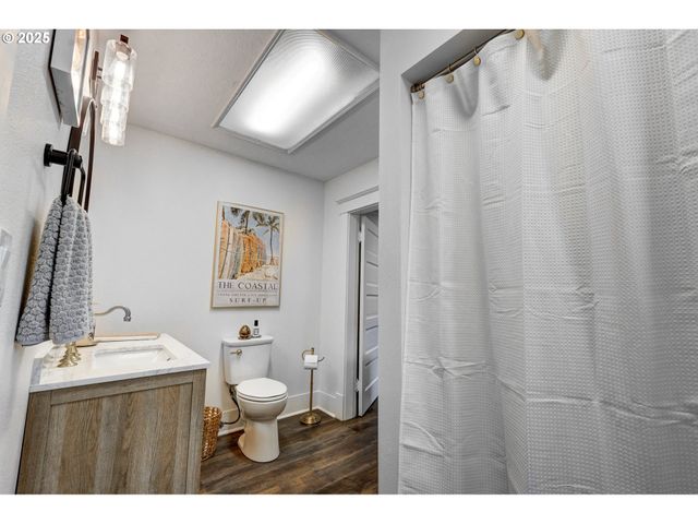 185 E LINCOLN St, Woodburn, OR 97071