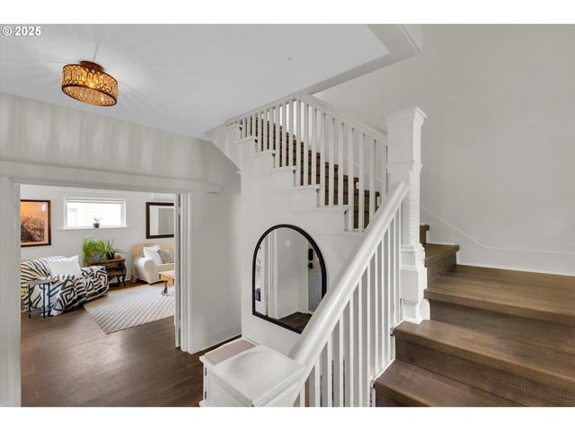 185 E LINCOLN St, Woodburn, OR 97071