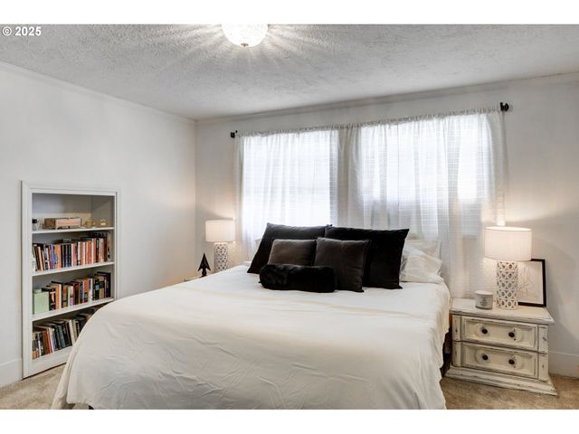 185 E LINCOLN St, Woodburn, OR 97071