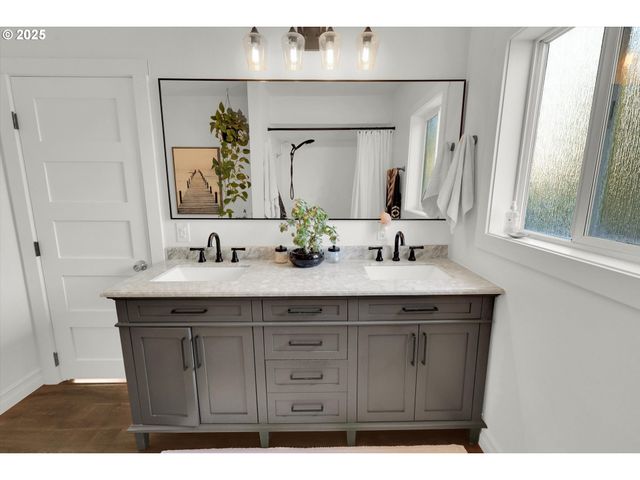 185 E LINCOLN St, Woodburn, OR 97071