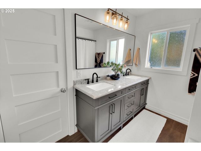 185 E LINCOLN St, Woodburn, OR 97071