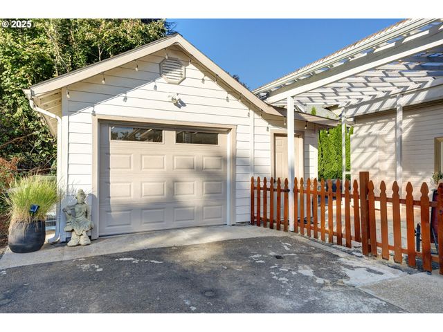 185 E LINCOLN St, Woodburn, OR 97071