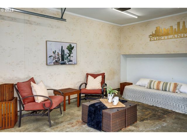 185 E LINCOLN St, Woodburn, OR 97071