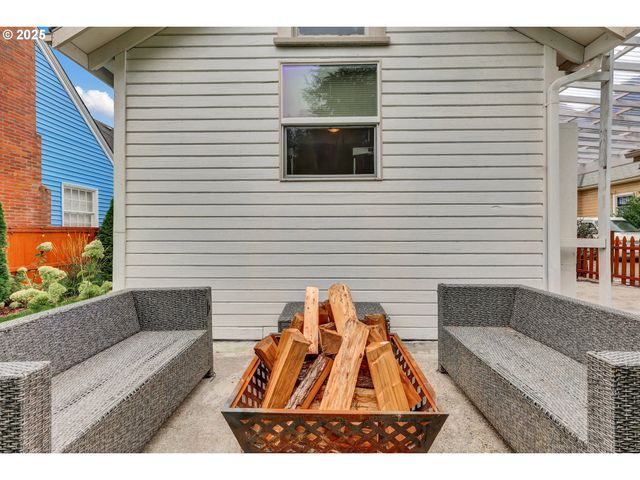 185 E LINCOLN St, Woodburn, OR 97071