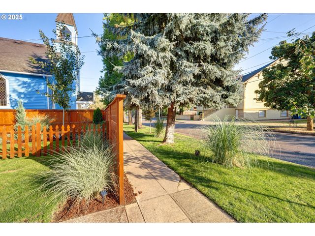 185 E LINCOLN St, Woodburn, OR 97071