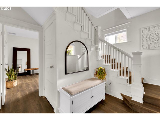 185 E LINCOLN St, Woodburn, OR 97071