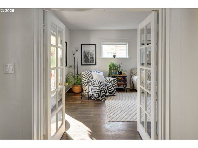 185 E LINCOLN St, Woodburn, OR 97071