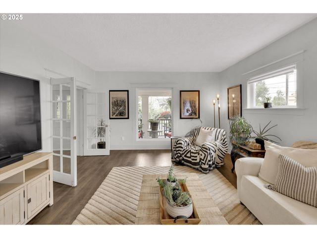 185 E LINCOLN St, Woodburn, OR 97071