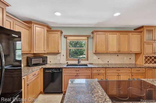 6039 Fish Lake Road, Holly, MI 48442
