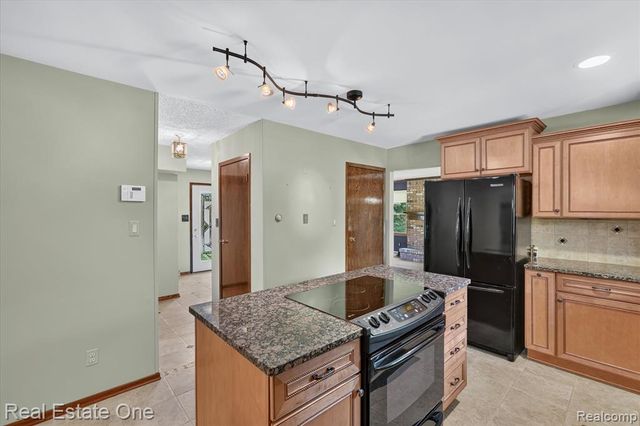 6039 Fish Lake Road, Holly, MI 48442