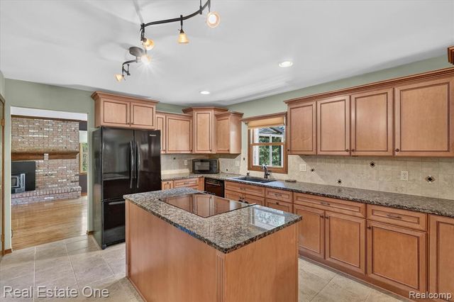 6039 Fish Lake Road, Holly, MI 48442