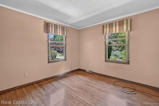 6039 Fish Lake Road, Holly, MI 48442