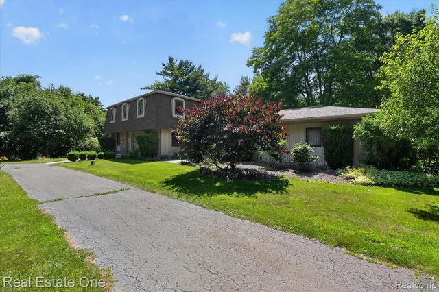 6039 Fish Lake Road, Holly, MI 48442