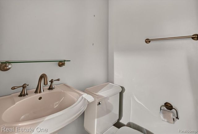 6039 Fish Lake Road, Holly, MI 48442