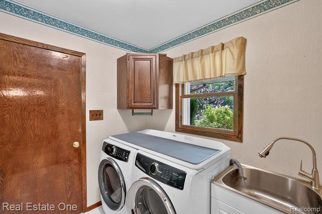 6039 Fish Lake Road, Holly, MI 48442