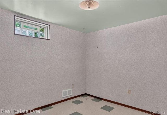 6039 Fish Lake Road, Holly, MI 48442